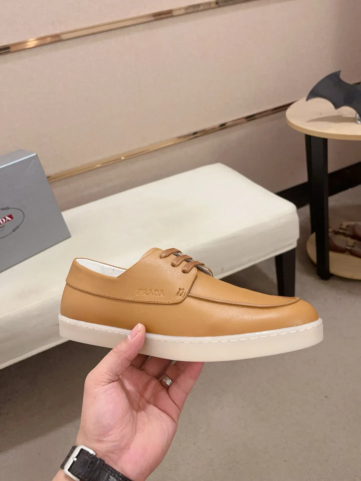 Men's shoes 💰 540💰 ✔️✔️✔️Higher version High-quality new PRADA (Prada) counters are launched at the same time. The new men's shoes and 😘 fabrics are made of high-tech glue-making technology. Lining: Full cowhide lining. 👍🏿 High-end ☄️ air-cushion molded anti-slip rubber outsole, exquisite lines, simple and elegant, comfortable and high-end for leisure travel. Code number: 38 to 44 (45 can be customized and cannot be returned or exchanged)